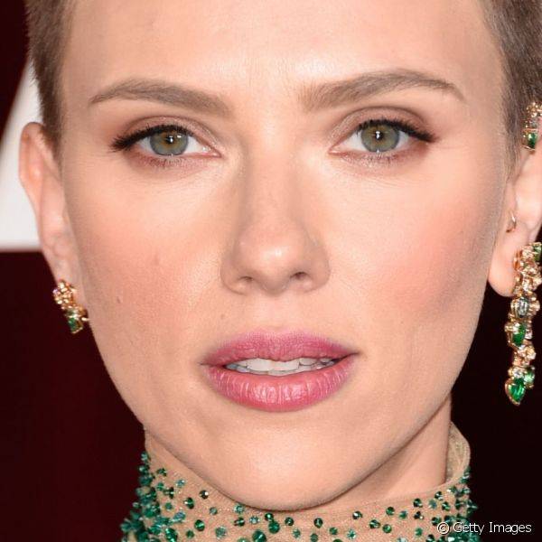 Para o Oscar de 2015, Scarlett Johansson investiu na make nude, com olhos, pele e boca discretos